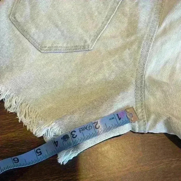 Mudd Women’s Hi-Rise Midi Flx Stretch light blue denim distressed shorts Size 5 - Picture 8 of 9